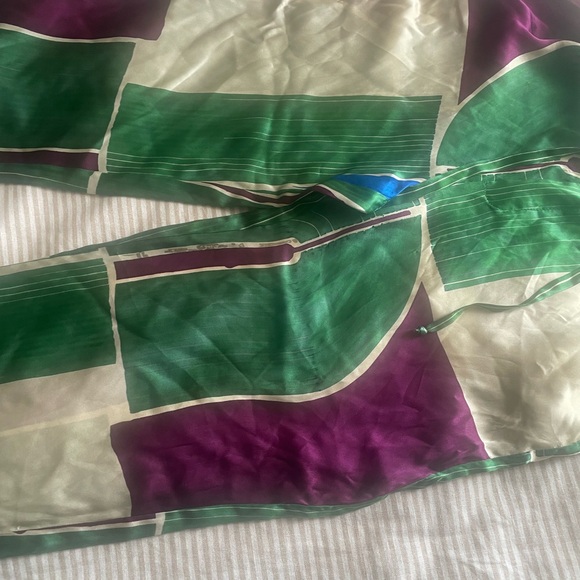 Zara pattern silk shirt and pants
Only the Med set is available - Picture 5 of 8